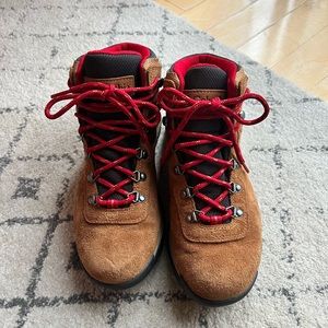 Columbia Newton Ridge women’s boots